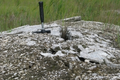 Widoczny ruch pionowy unoszenie się warstw skalnych wzdłuż szczelin (fot. M. Bąbel 07.2008)